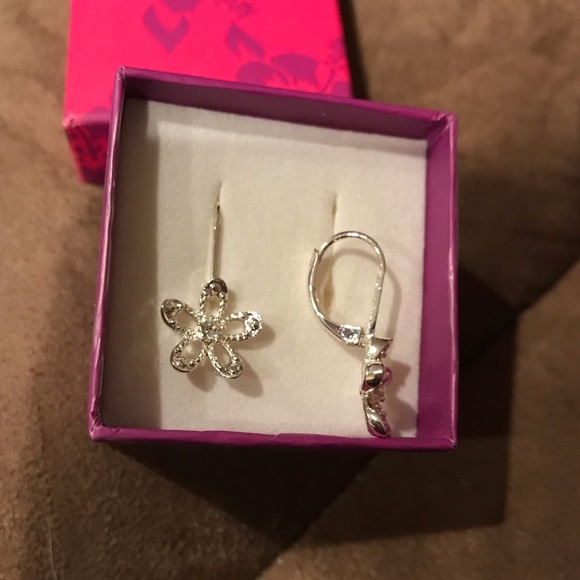 🌺NEW!! IN BOX! FLOWER EARRINGS🌸 - Picture 3 of 3